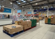 我参观了一家销售莫里森（morrison）、特易购（Tesco）和维特罗斯（Waitrose）产品的仓库，花了15便士买到了食物